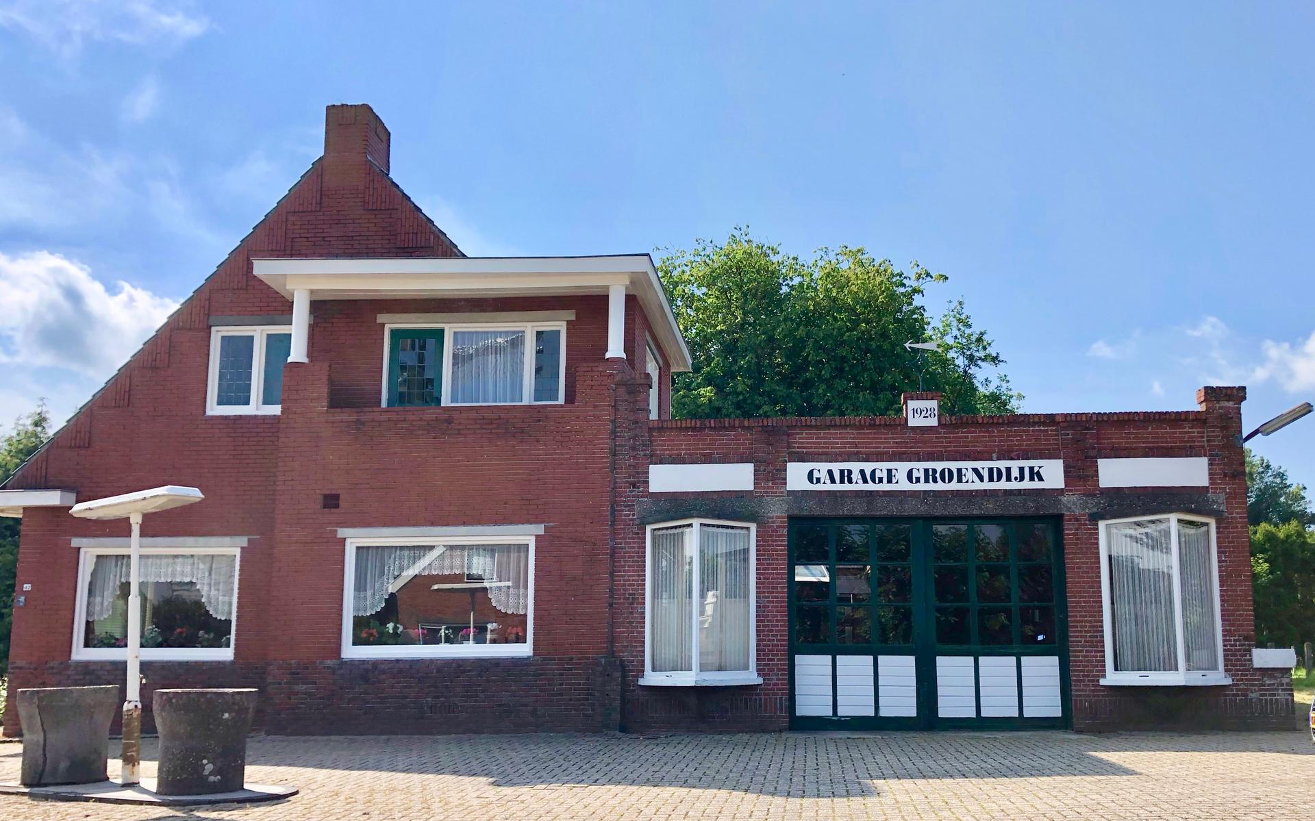 Expositie in Onderdendam over in Amsterdamse School-stijl gebouwde garages in Groningen - Dagblad va