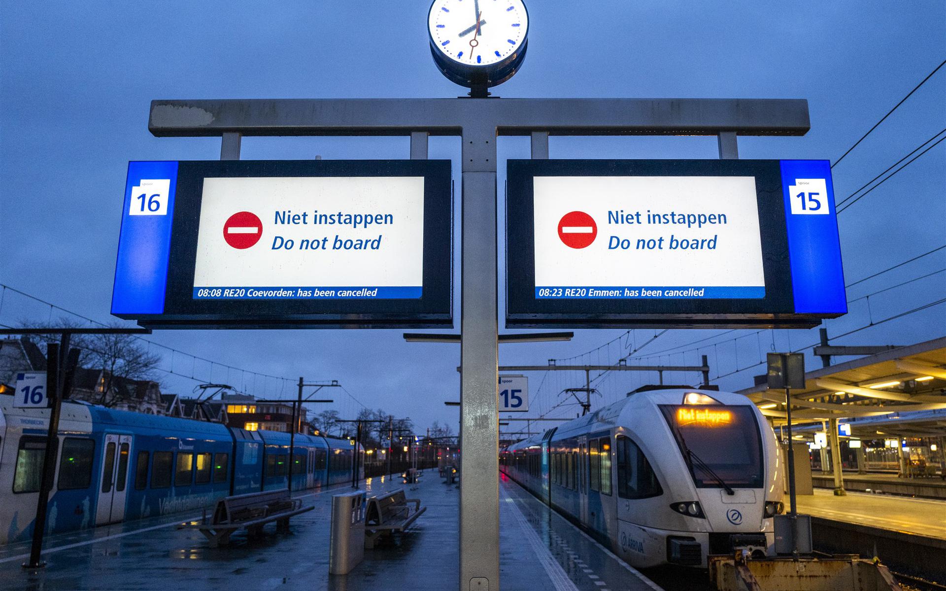 Treinen van Arriva staan werkloos op het station van Zwolle tijdens een staking van het streekvervoer. 