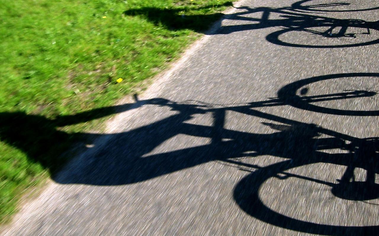 Tussen stad Groningen en Winsum wordt inmiddels hard gewerkt aan een snelle en veilige Fietsroute Plus. Op het noordelijk deel vanaf Sauwerd is het echter nog niet gelukt alle benodigde grond, langs het Hogeland-spoor, aan te kopen. Tussen stad Groningen en Winsum wordt inmiddels hard gewerkt aan een snelle en veilige Fietsroute Plus. Op het noordelijk deel vanaf Sauwerd is het echter nog niet gelukt alle benodigde grond, langs het Hogeland-spoor, aan te kopen.