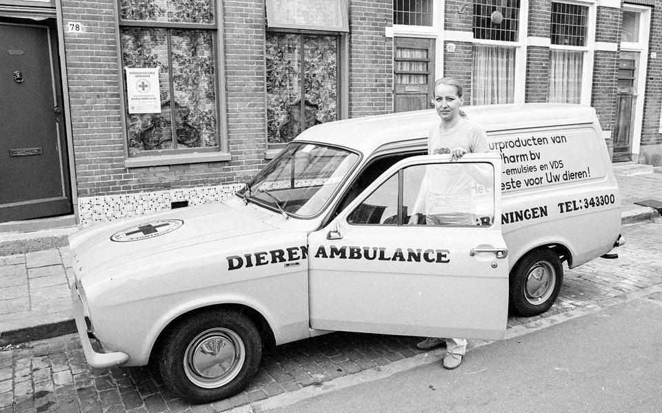 Mevrouw W. Poolman-Ellérie parkeert de bestelwagen voor haar woning aan de Kerklaan 78 in Groningen.