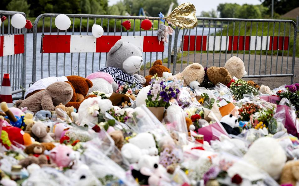 Een zee van bloemen en knuffels bij de plek waar de auto met Emma (8), Jeffrey (10) en hun vader (67) in het water werd gevonden. Online werd veel nepnieuws over de vermissing verspreid, dat het onderzoek raakte, maar ook de betrokken familie.