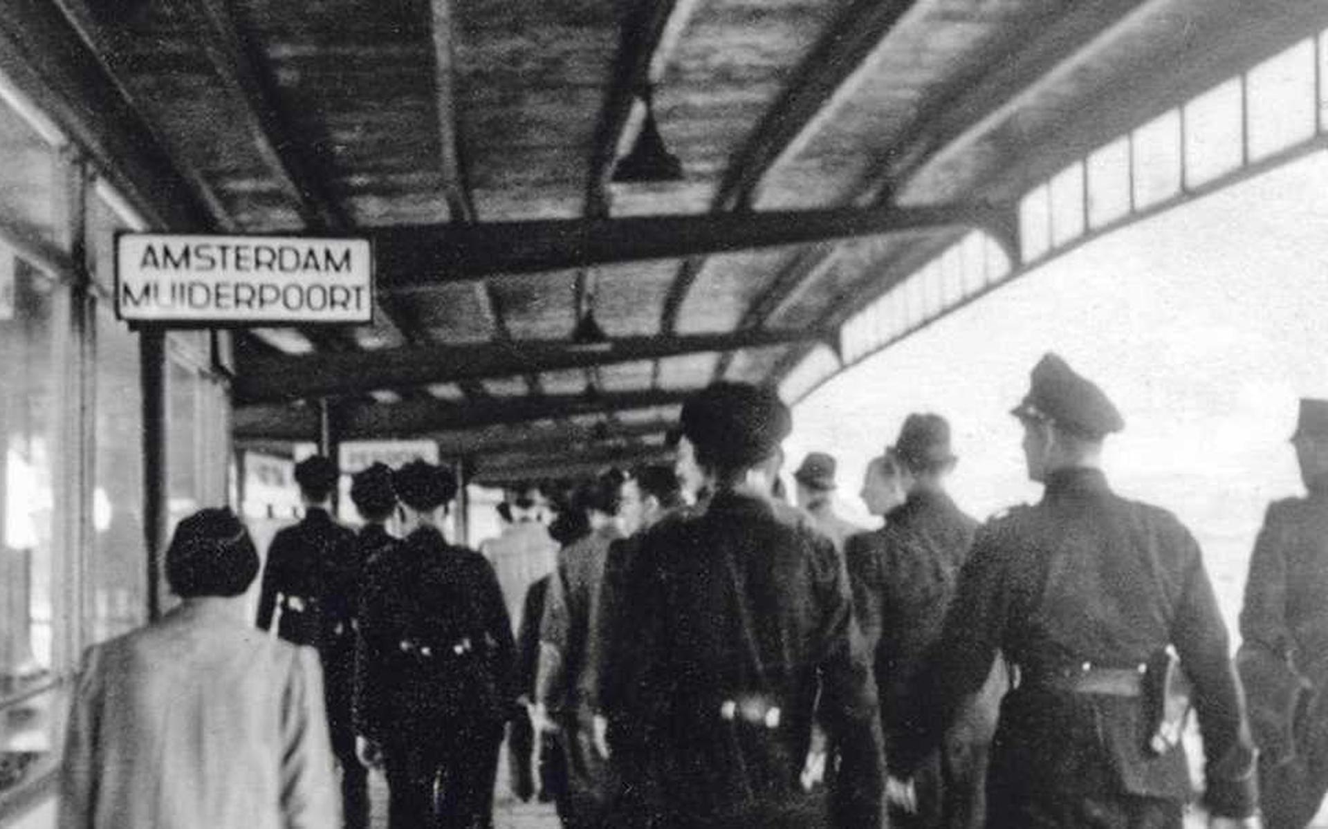 In juni 1943 werden in Amsterdam duizenden Joden via het Muiderpoortstation naar Westerbork gestuurd.