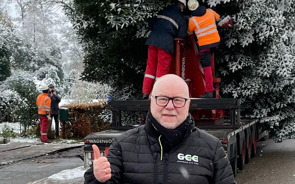 Louis van der Tuin zoekt opnieuw een mooi kerstboom voor op de Grote Markt in Groningen. 