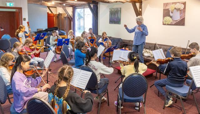 Zestig jonge musici in Orvelte: ‘In hun enthousiasme willen ze graag sneller spelen’