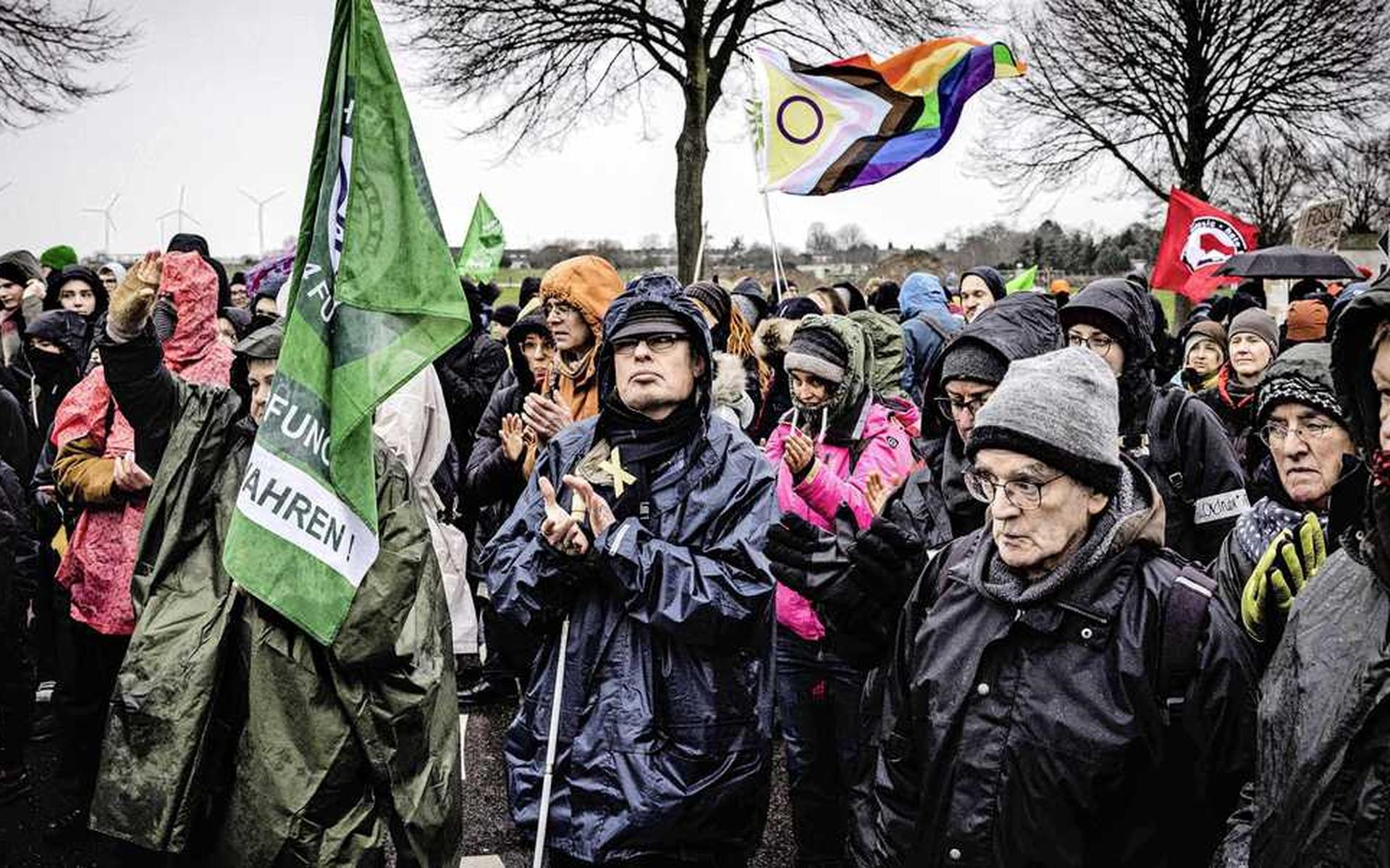 Activisten verzamelen zich voorafgaand aan een grote demonstratie in het Duitse Lutzerath, net over de grens bij Roermond.