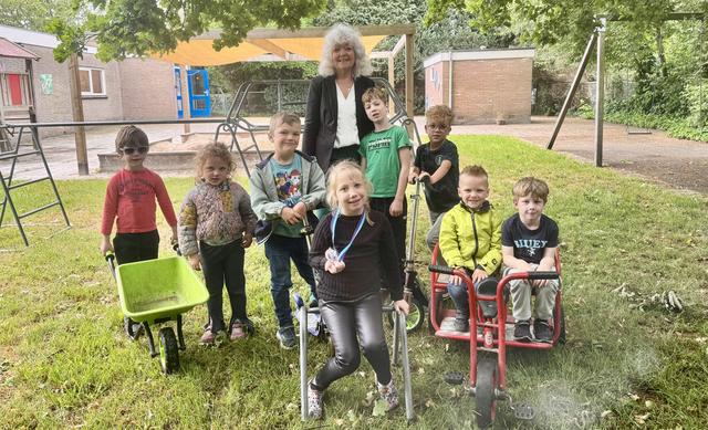 Nelleke uit Nieuw-Buinen gaat na 50 jaar lesgeven met pensioen. ‘Ik ben altijd een echte kleuterjuf