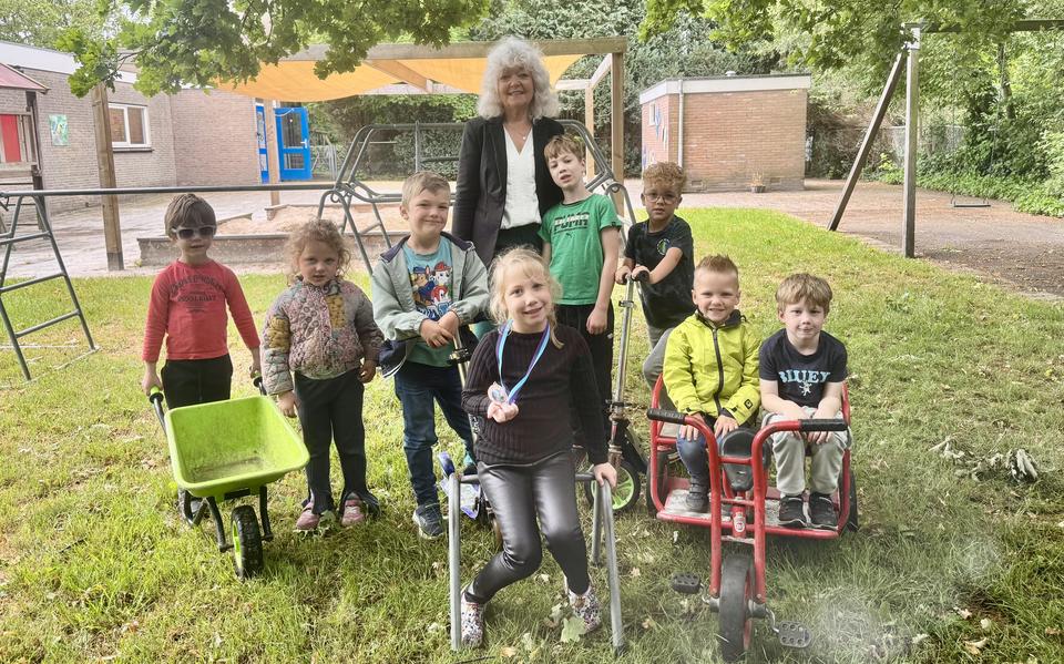 Jack, Mila,Timo, juf Nelleke, Sem, Sylvano. Op rekje Jill, op fietsje Noah en Thijs.