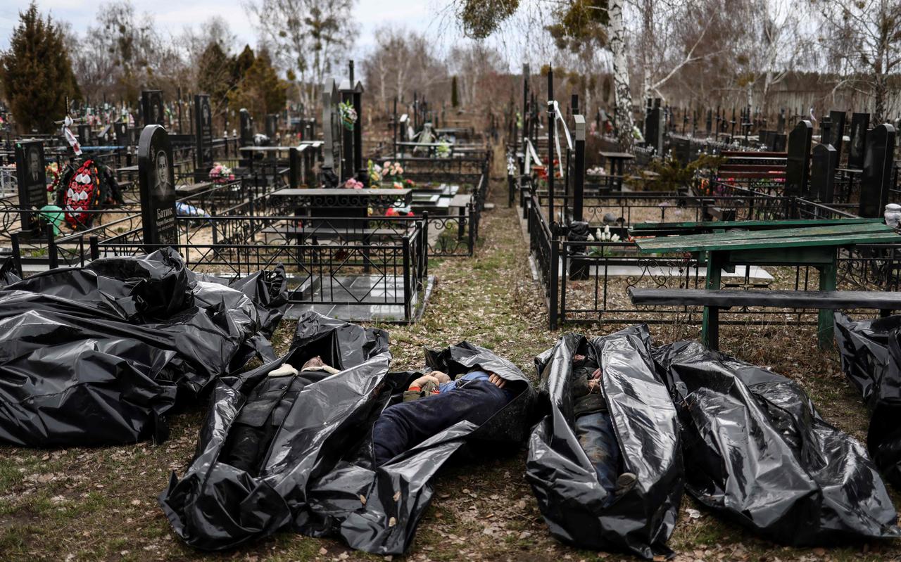 Lichamen van door de Russen doodgeschoten bewoners in Bucha liggen klaar om onderzocht te worden.