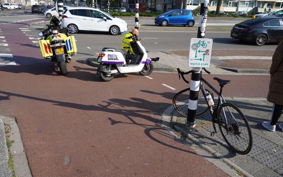 Wielrenner gewond na botsing met scooter op kruising in Groningen. Wielrenner gewond na botsing met scooter op kruising in Groningen.