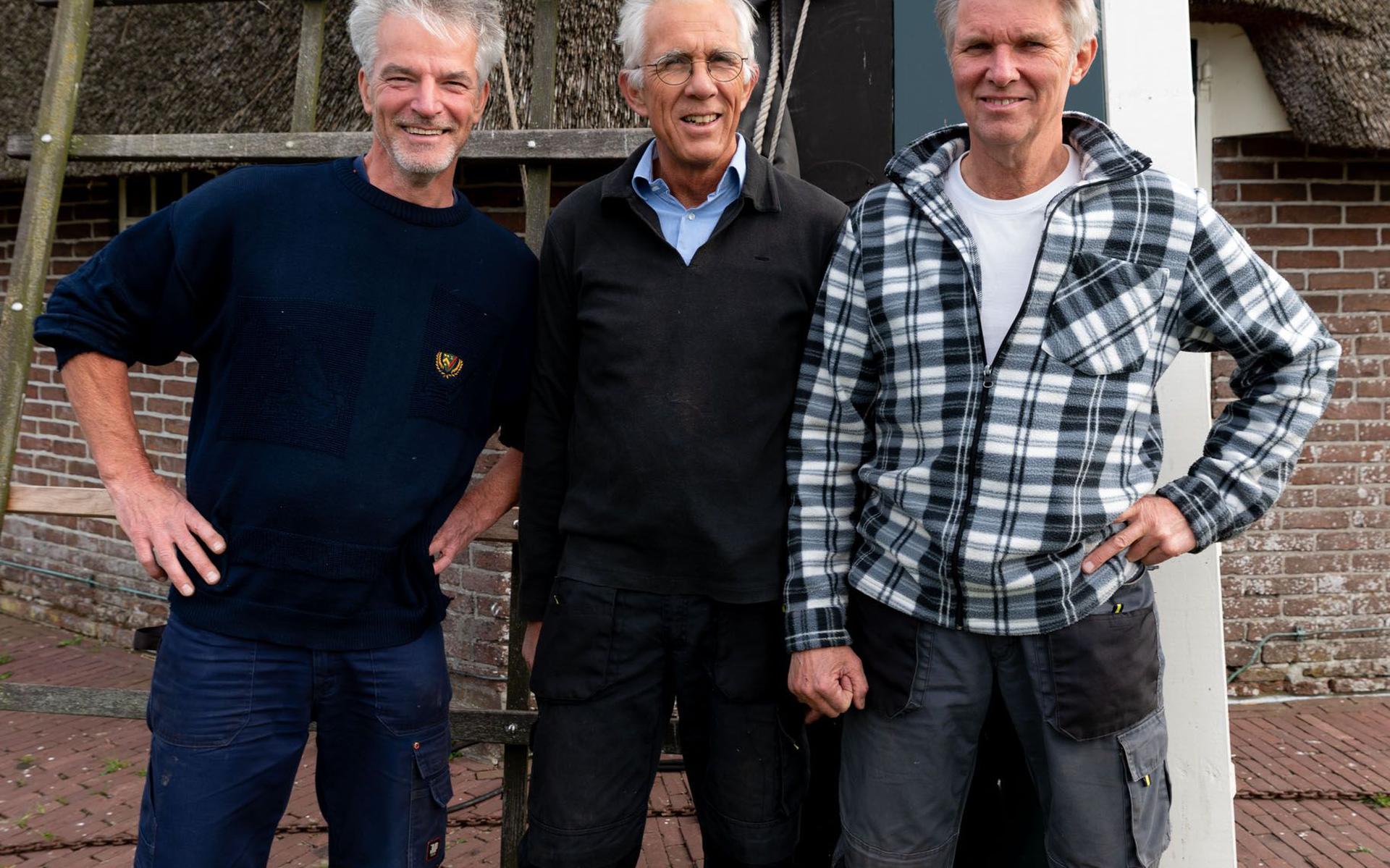 Van links naar rechts: Ron Schreuder, Hans Hordijk en Willem Markenstein. De drie Aaldenaren mogen als gediplomeerd molenaars de wieken van de Aeldermeul in beweging zetten. 