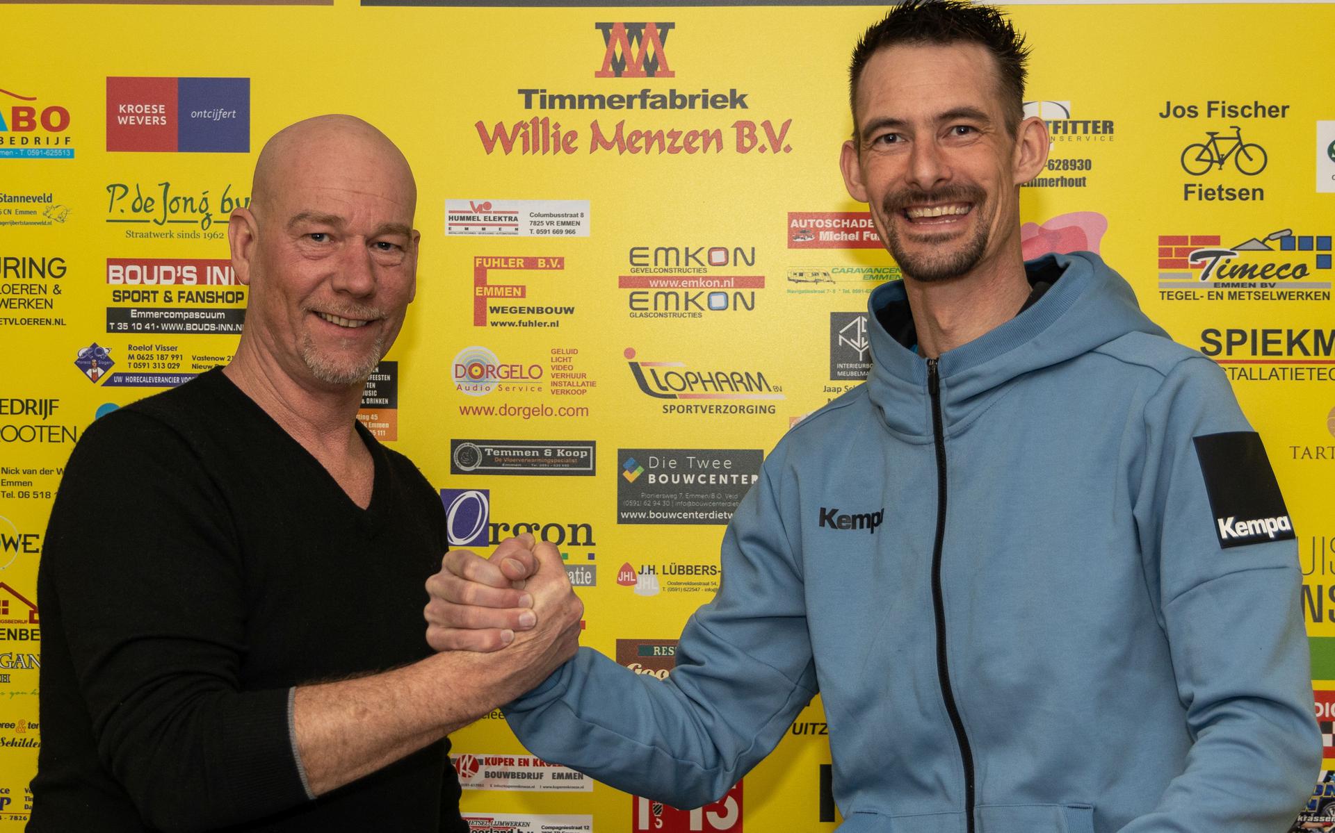 Willie Menzen (links) van handbalvereniging SVBO en trainer-coach Lars Hoogeveen.