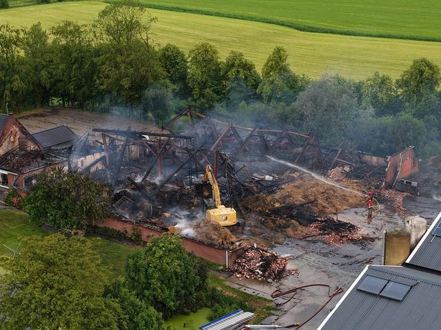Ravage na brand door blikseminslag bij boerderij in Toornwerd, twee kalfjes overleden