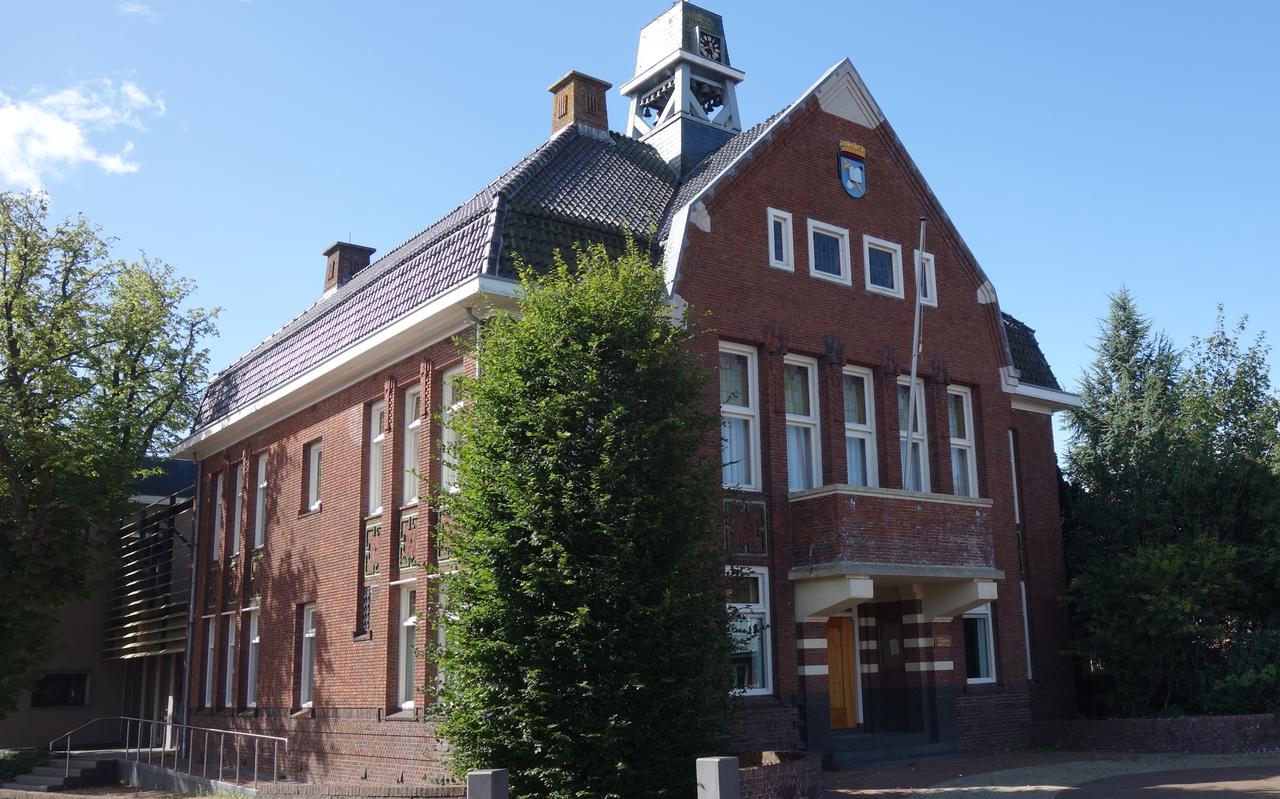 Het gemeentehuis in Bedum staat te koop. Stichting Beemstee en Stichting Kunst- en Cultuurcentrum Hogeland willen het kopen en er seniorenwoningen en een Kultuurhoes in maken.                                