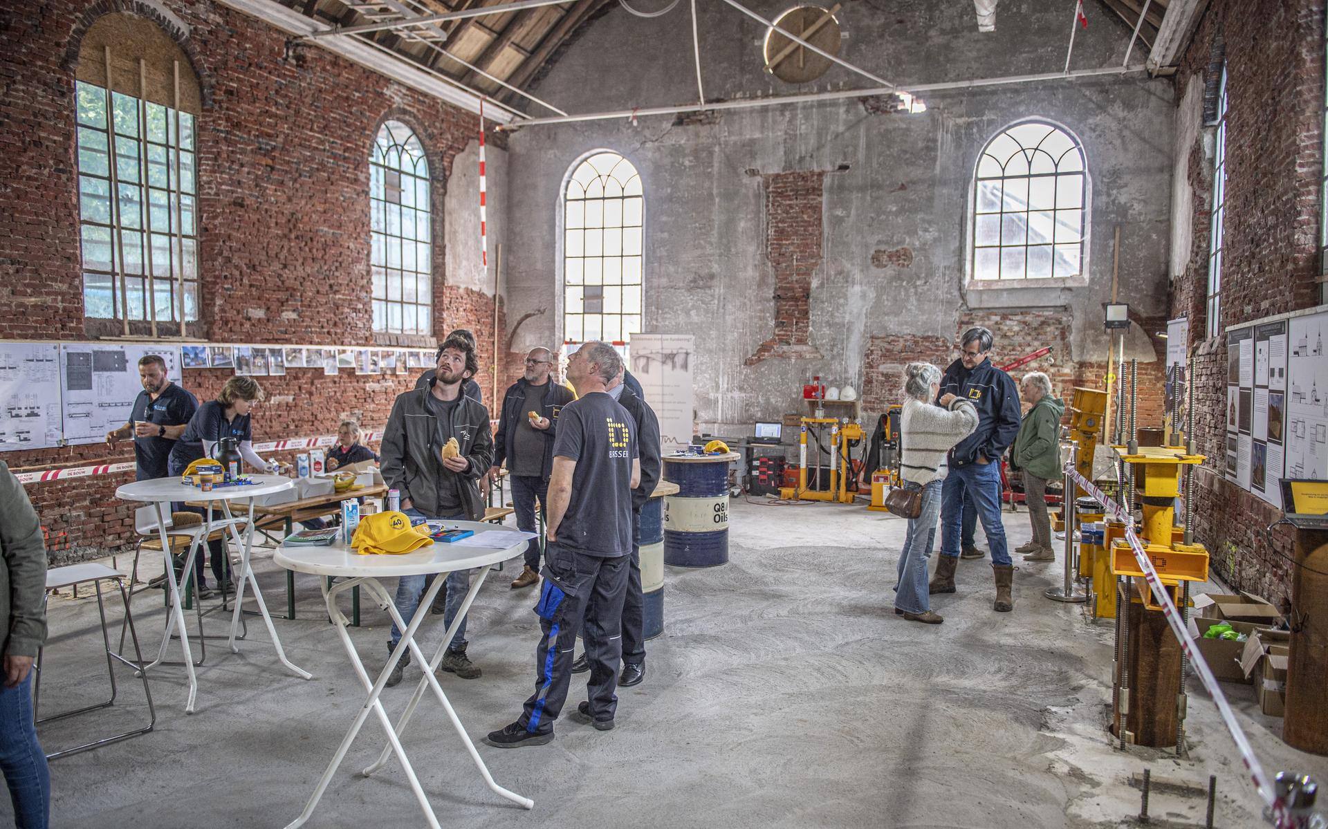 Feestje van techniek in kerk Overschild. 'Dit gebouw kan straks schommelen'