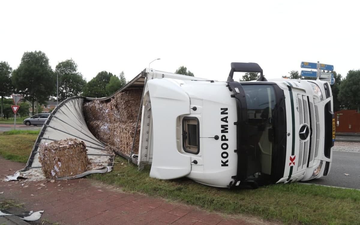 Vrachtwagen kantelt en verliest lading op rotonde in Foxhol - Dagblad van het Noorden