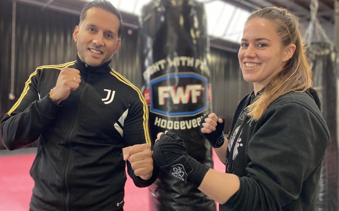 Jeremiah Pelatja en Sandra van Dalsem in de sportschool van Fight with Faith in Hoogeveen. Jeremiah Pelatja en Sandra van Dalsem in de sportschool van Fight with Faith in Hoogeveen.