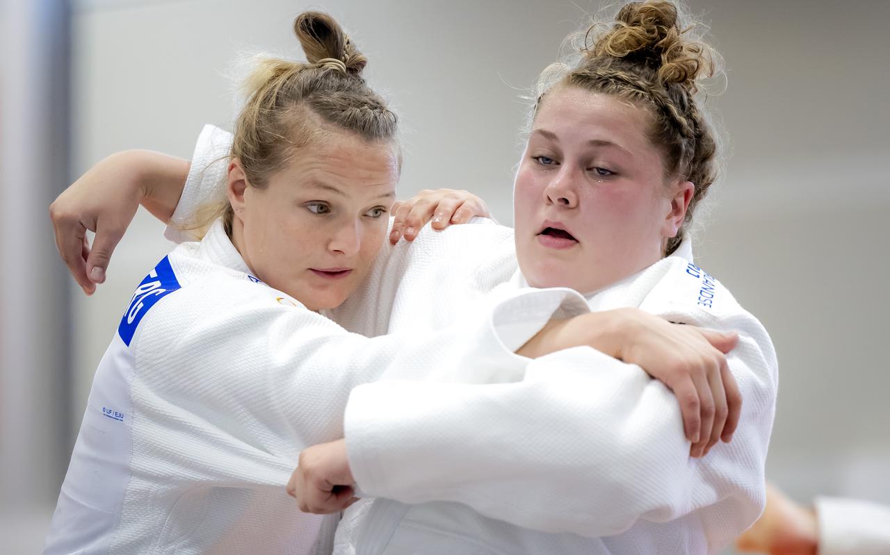 Marit Kamps (rechts) tijdens de training op Papendal in gevecht met Geke van den Berg (l). De judoka's bereiden zich voor op het WK, dat volgende week begint. 