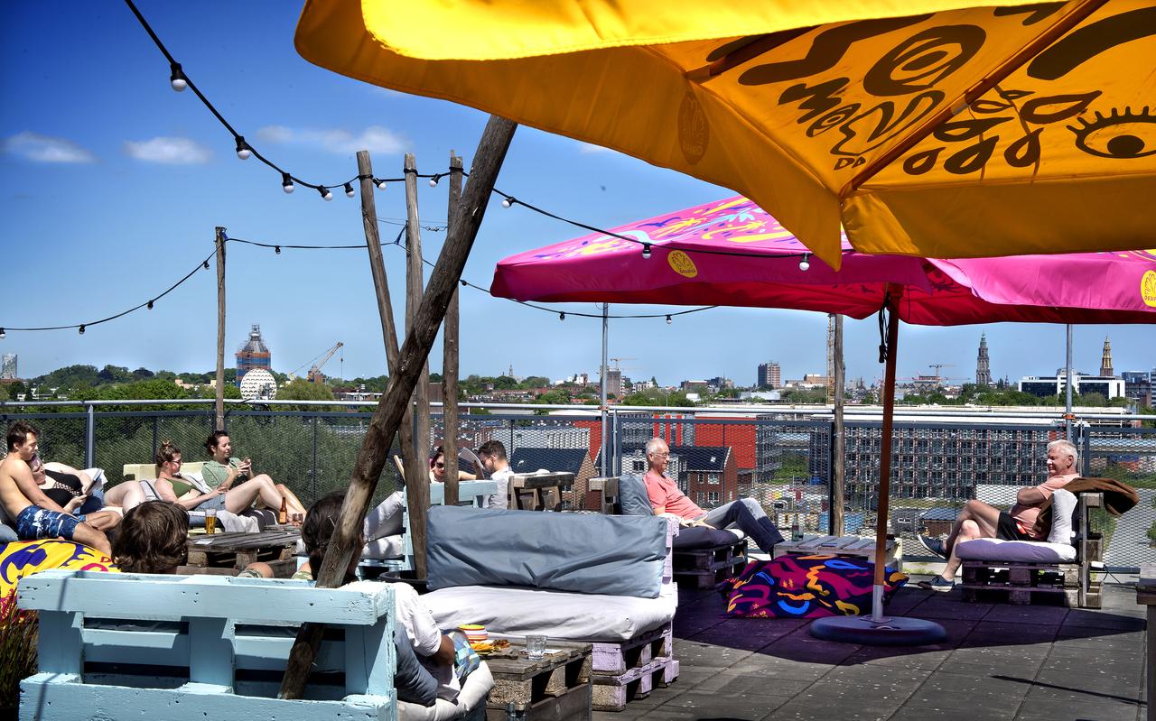 Als de bezoeker "BOOVN" is gekomen op het dak van de voormalige Suikerfabriek, ontvouwt zich een fraai panorama over de stad. Als de bezoeker "BOOVN" is gekomen op het dak van de voormalige Suikerfabriek, ontvouwt zich een fraai panorama over de stad.