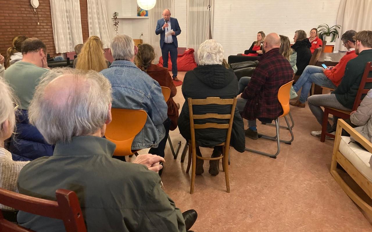 Burgemeester Klaas Smid legt uit waarom crisisnoodopvang in Alteveer noodzakelijk is. Burgemeester Klaas Smid legt uit waarom crisisnoodopvang in Alteveer noodzakelijk is.
