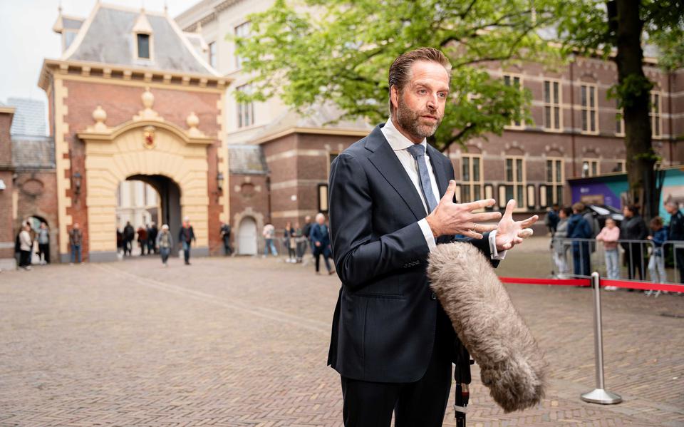 Hugo de Jonge, demissionair minister voor Binnenlandse Zaken en Koninkrijksrelaties, komt aan op het Binnenhof voor de wekelijkse ministerraad. 