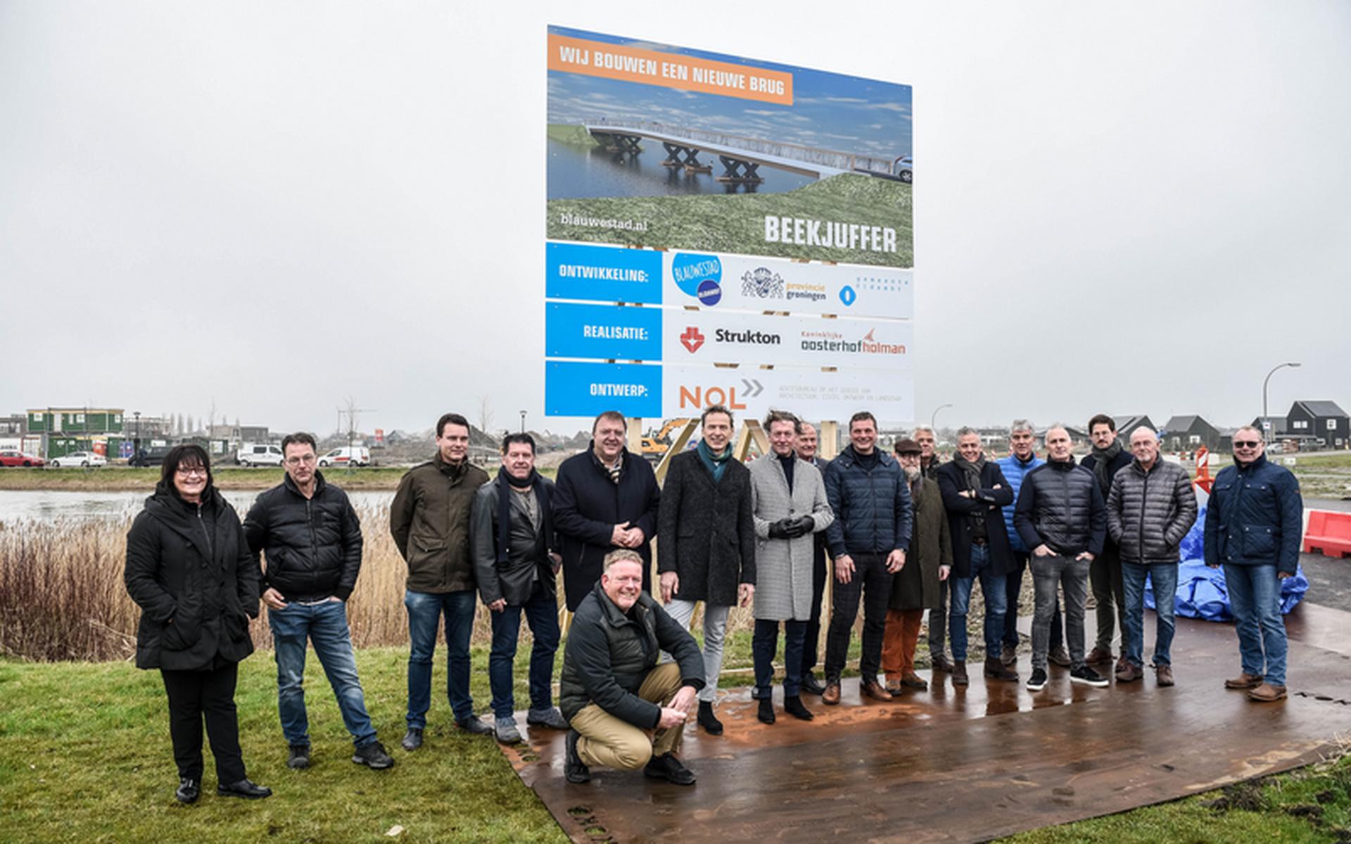 De bestuurders bij het bouwbord. Foto: Provincie Groningen