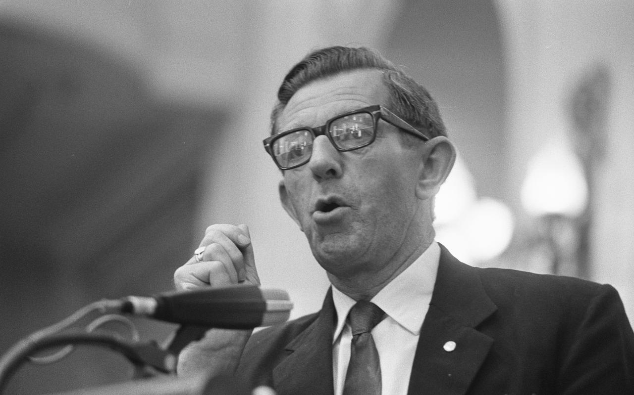 Hendrik Koekoek van de Boerenpartij aan het woord in de Tweede Kamer, 1974.