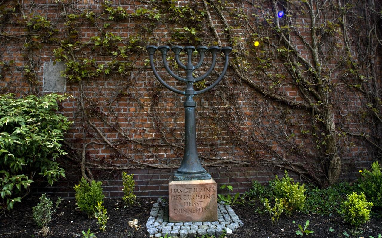 Waar ooit de synagoge stond, staat al een menora als gedenkmonument Waar ooit de synagoge stond, staat al een menora als gedenkmonument