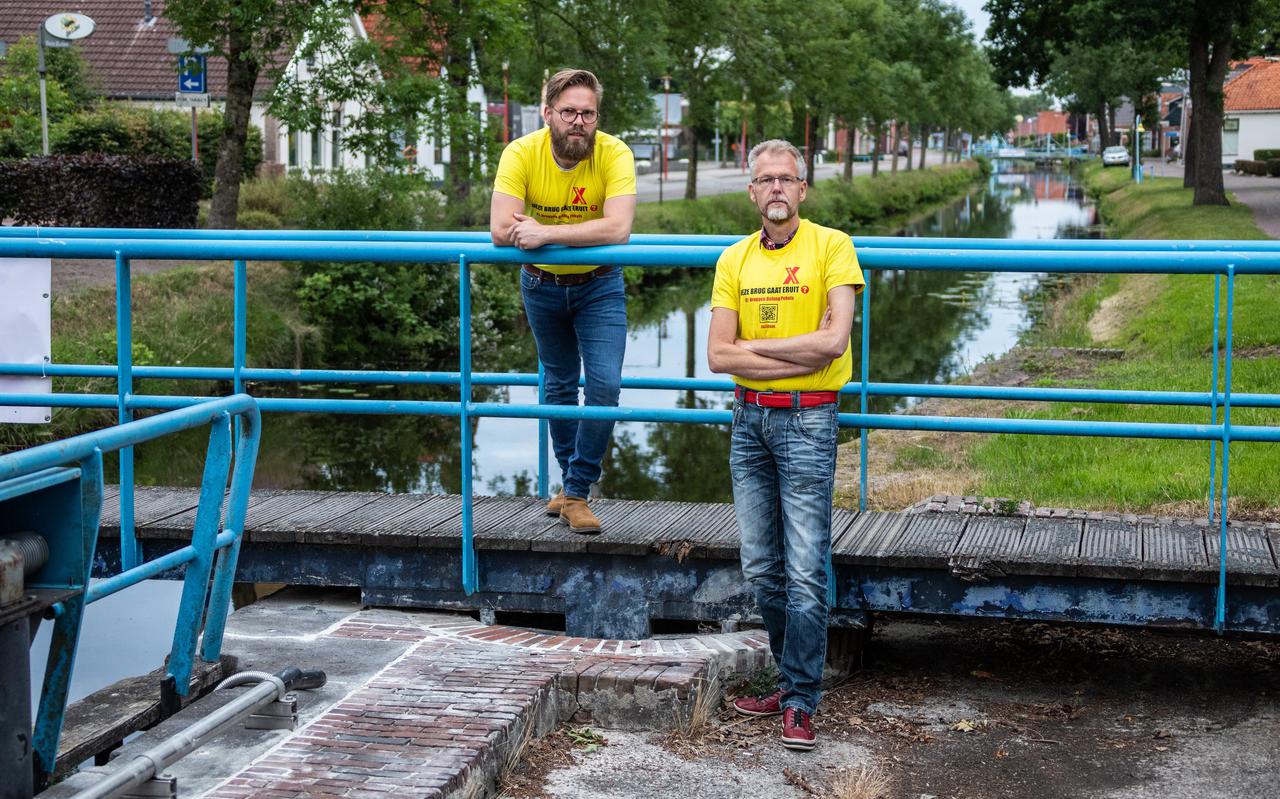 Maurits Langeler (r.) van Bruggen Belang Pekela is het er niet mee eens dat zoveel bruggen over het Pekelder Hoofddiep dreigen te verdwijnen. Dinsdag trekt de club in een optocht naar het gemeentehuis. 