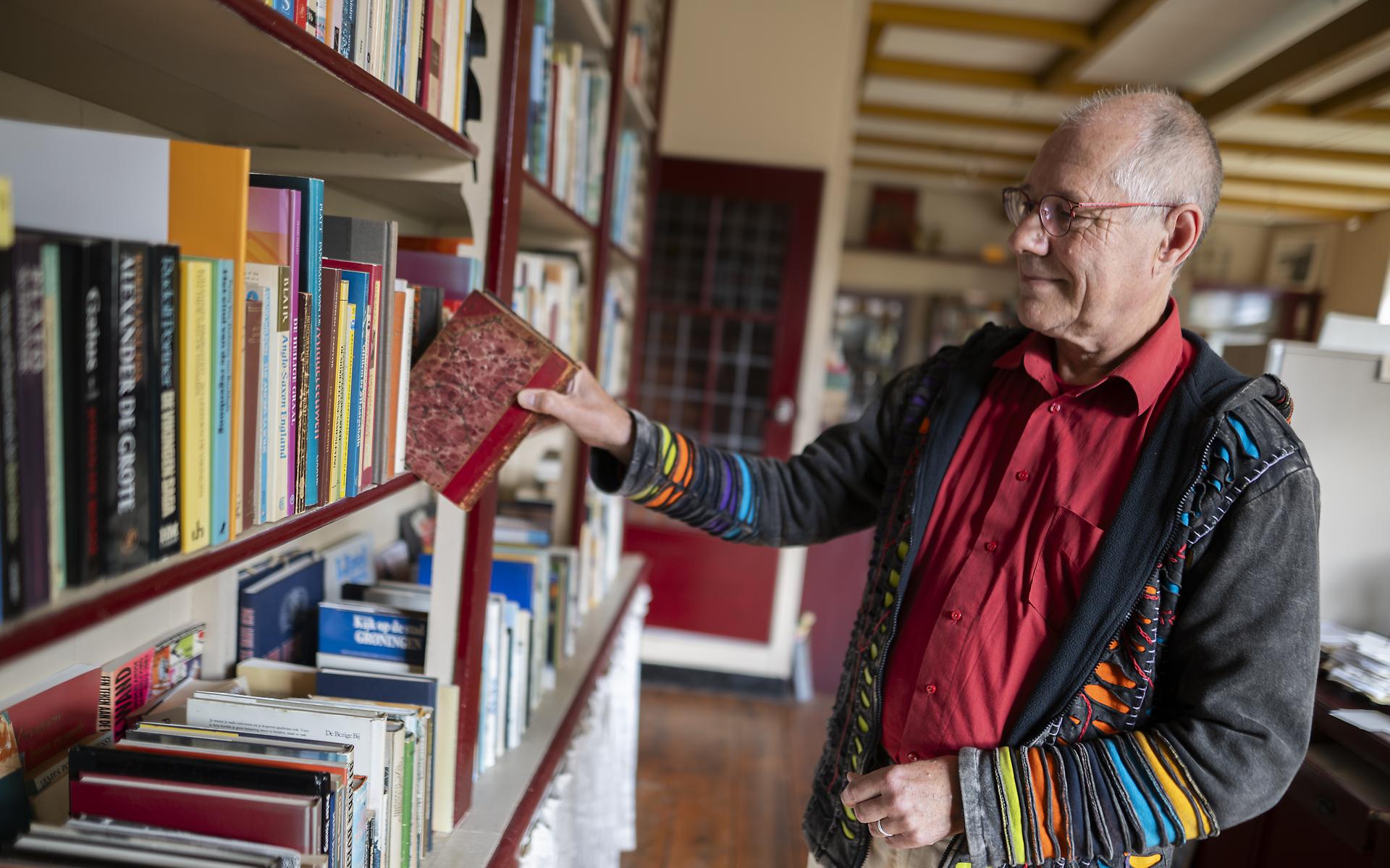 Boekenantiquair Dick (67) uit Houwerzijl stopt met inkoop van boeken: 'Niemand die nog geïnteresseer