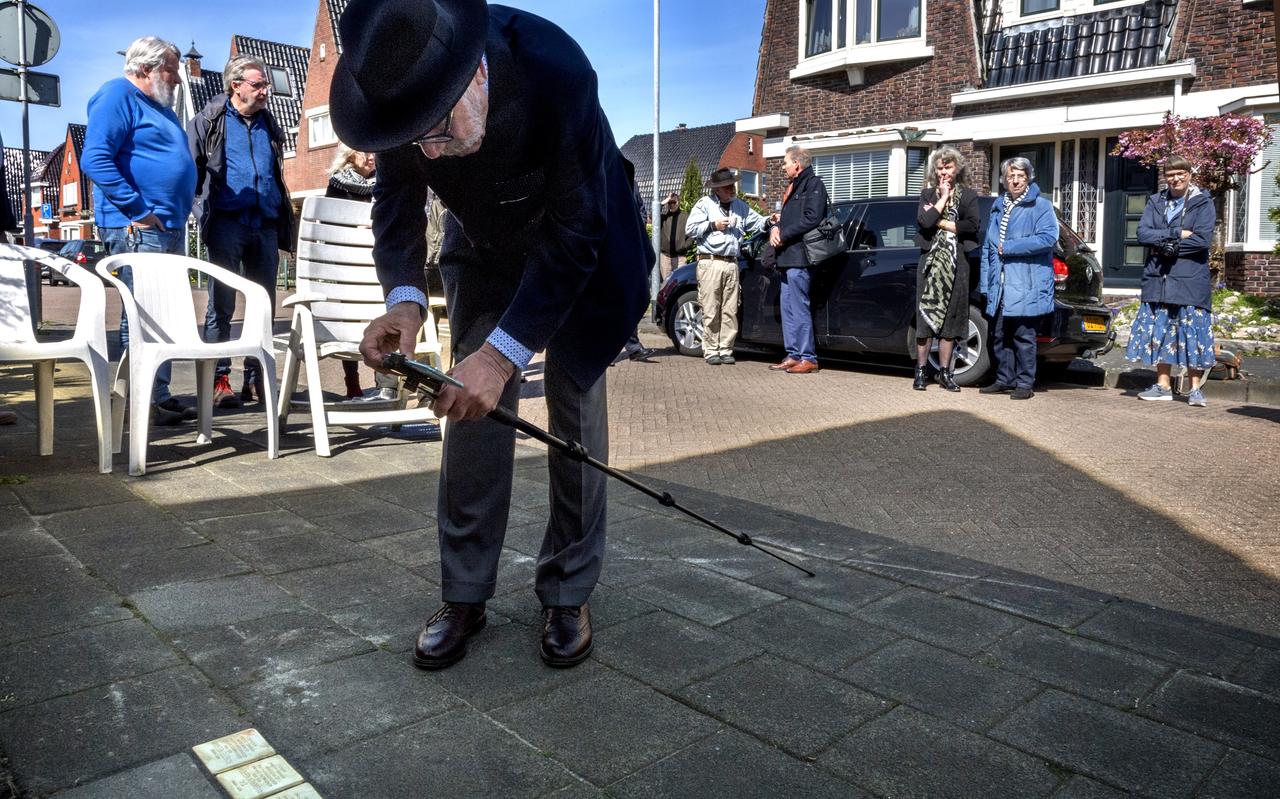 Nabestaande Hans Gobes maakt een foto van de net geplaatste stenen in Delfzijl. Nabestaande Hans Gobes maakt een foto van de net geplaatste stenen in Delfzijl.
