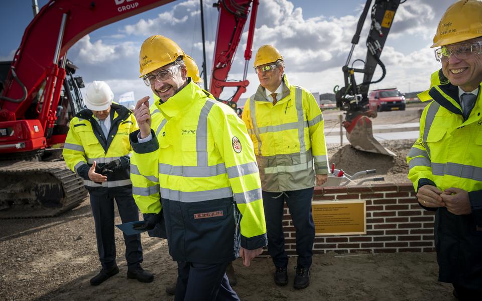 Startsein voor de bouw werd al in maart 2020 gegeven door (vlnr) Adriaan Hoogendoorn (burgemeester Midden-Groningen), minister Eric Wiebes van Economische Zaken en Klimaat), Han Fennema (CEO Gasunie) en René Paas (Commissaris van de Koning in Groningen).