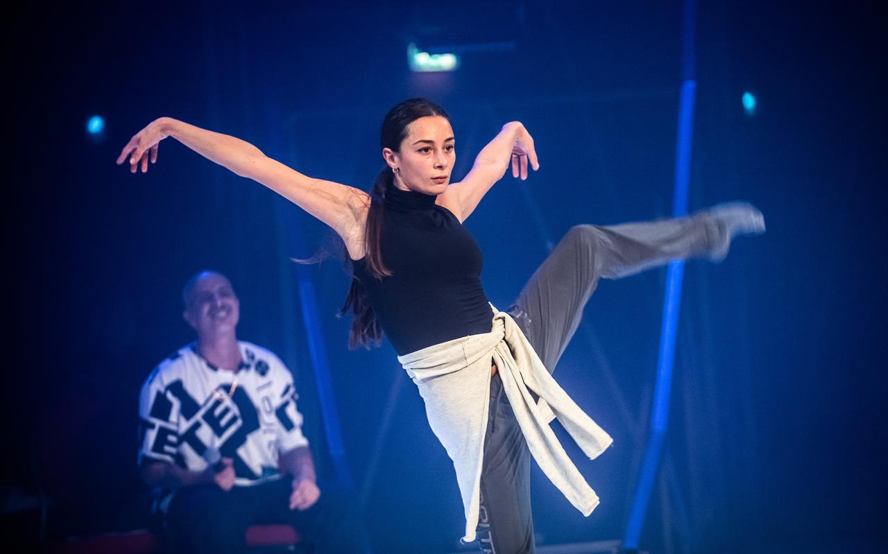 Sofiko Nachkebiya danst onder toeziend oog van Guy Weizman. Sofiko Nachkebiya danst onder toeziend oog van Guy Weizman.