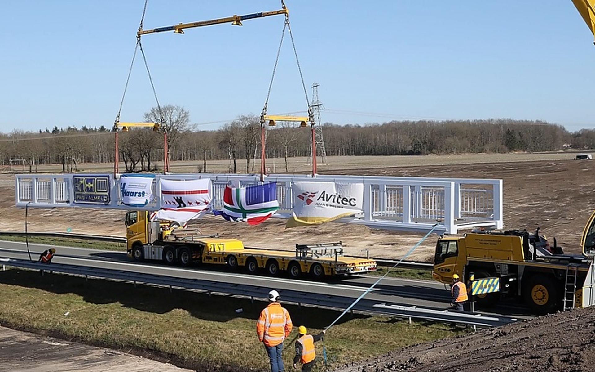 Zo wordt de nieuwe fietsbrug bij Klijndijk boven de N34 getakeld en voorzichtig op z'n plaats gezet