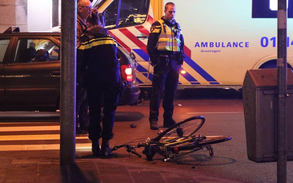 Automobilist en fietser komen met elkaar in botsing op kruising in centrum Groningen, bestuurder tweewieler met ambulance mee na