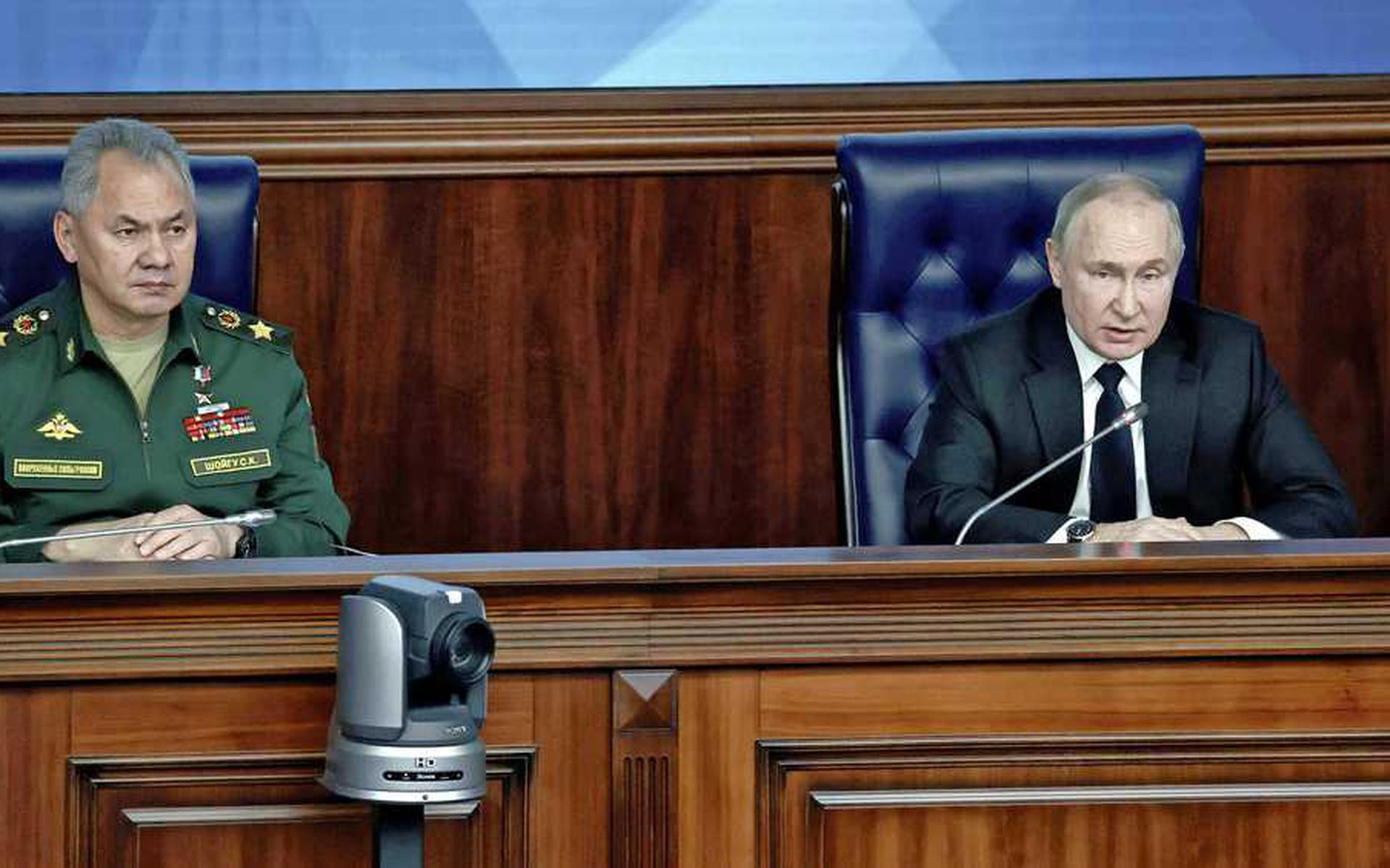 Poetin en de minister van Defensie Sjoigu.