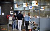 Groningen Airport Eelde heeft voldoende personeel voor handen, zoals bij de incheckbalie in de vertrekhal.                                                                                                                                                                                                                                                                                                                       
