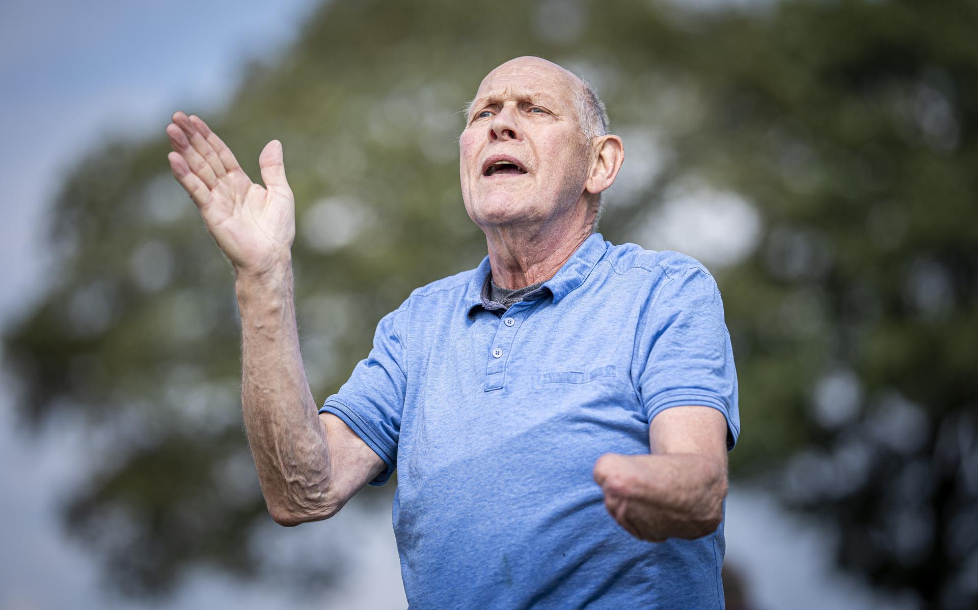 Dirigent Jan Kruimink (71) uit Oosterhesselen moest zijn hand afstaan. 'Met muziek kan ik alle sores