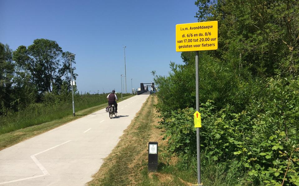 D Pieter Smitbrug is dinsdag- en donderdagavond uren gestremd voor fietsers.