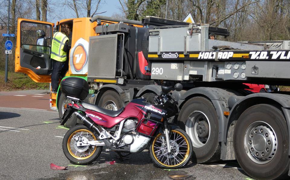 Motorrijder valt na botsing met vrachtwagen in Beilen, te hulp schietende vrouw raakt gewond en moet ook mee naar ziekenhuis.
