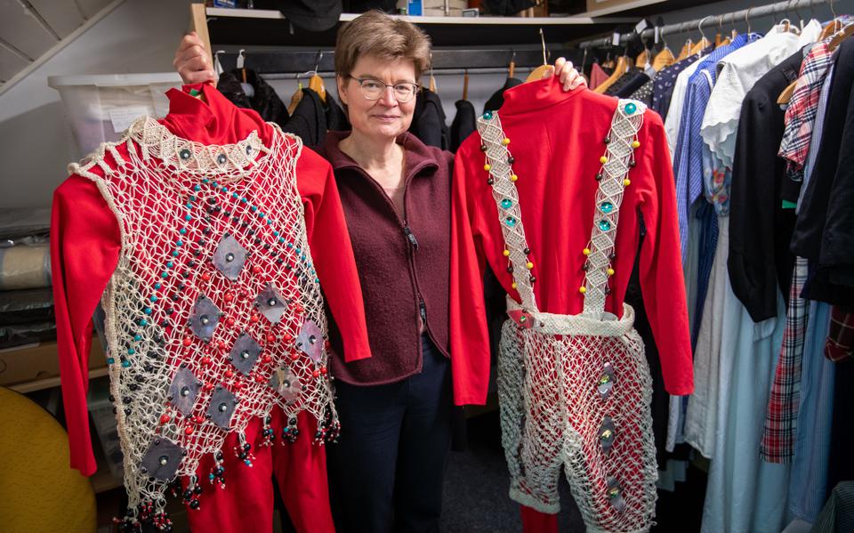 Helen Kämink laat de voor 2000 bestemde kledingstukken zien.