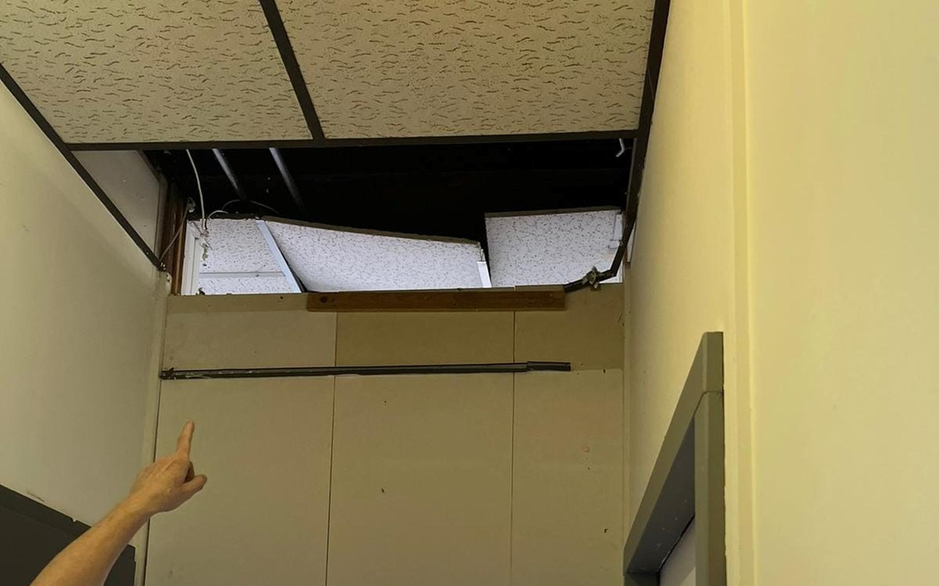 De schrik was groot toen een deel van het plafond naar beneden kwam.