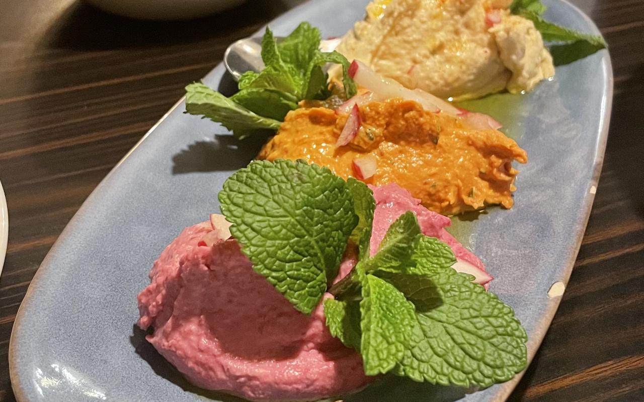 Het trio van hummus en op de achtergrond de fatoushsalade. Het trio van hummus en op de achtergrond de fatoushsalade.
