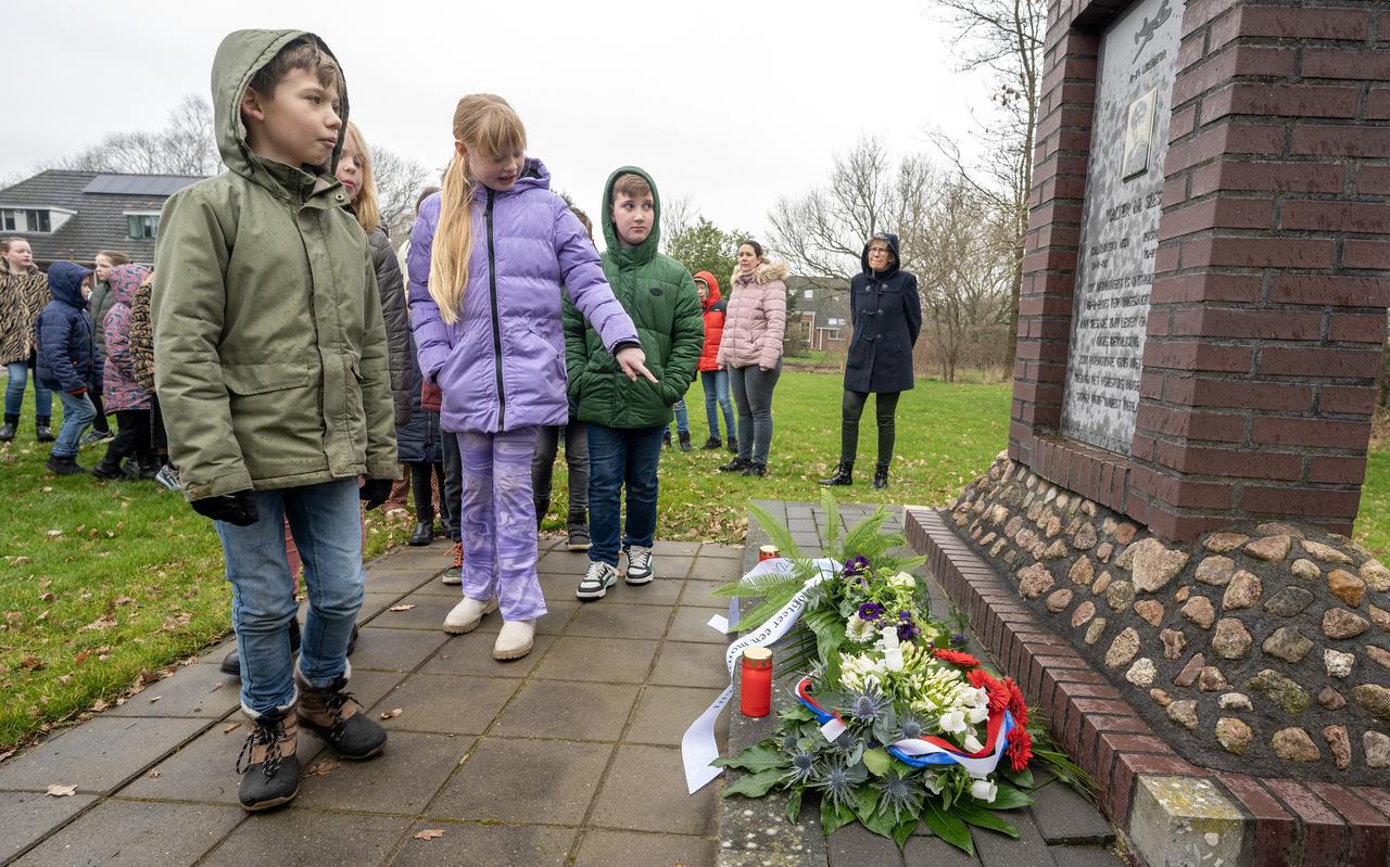 Kinderen van basisschool De Dreske bij het monument ter nagedachtenis aan Walter M. Sies.
