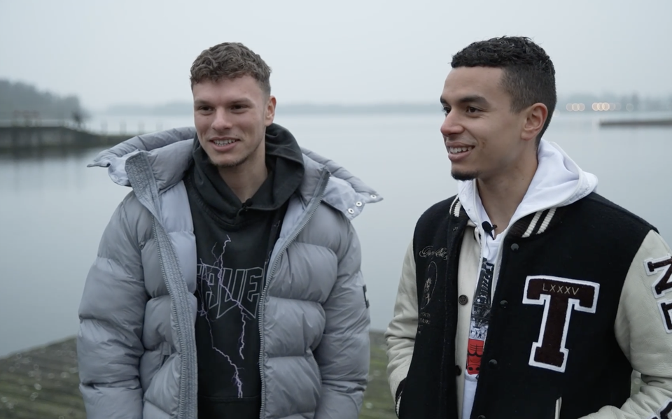 Broers Joël van Kaam van FC Emmen en Daniël van Kaam van FC Groningen vinden troost bij elkaar