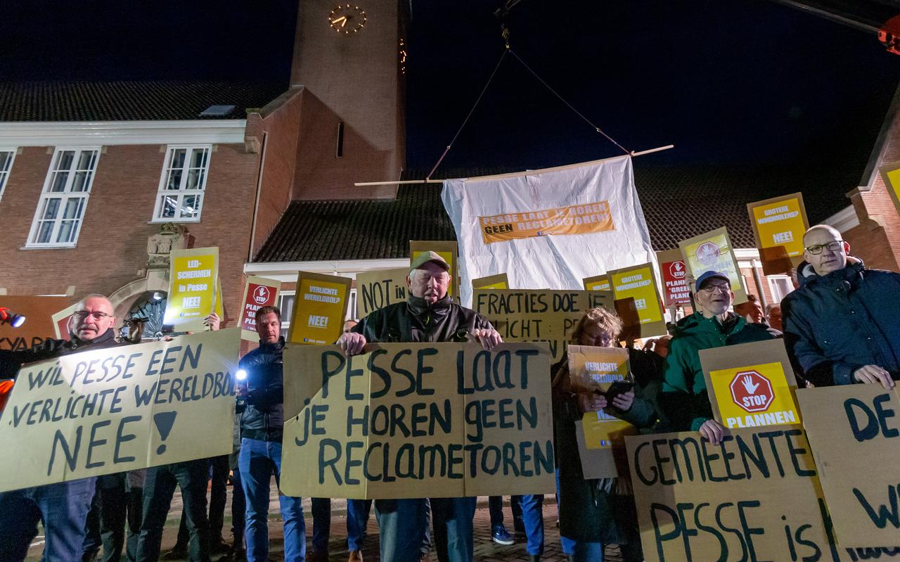 Omwonenden en belanghebbenden protesteerden gisteravond tegen de komst van een reclame-/uitkijktoren bij tankstation Green Planet in Pesse. Omwonenden en belanghebbenden protesteerden gisteravond tegen de komst van een reclame-/uitkijktoren bij tankstation Green Planet in Pesse.