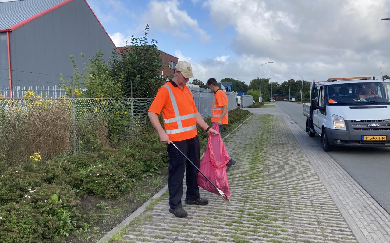 De gemeente en de Vereniging Parkmanagement Bedrijventerreinen Emmen zetten sinds kort extra mensen in om afval op te ruimen in het gebied rond afvalinzamelingsbedrijven.