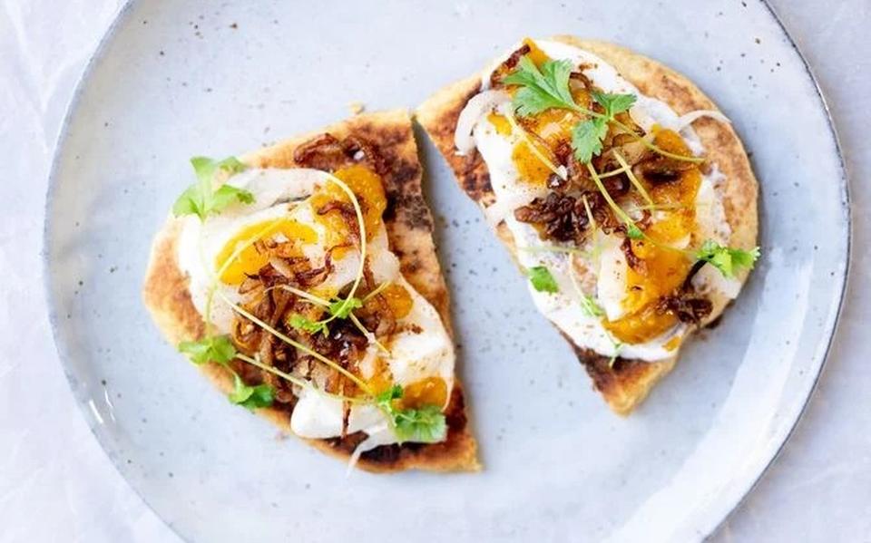 Snelle flatbreads met yoghurt, ei en gekarameliseerde ui