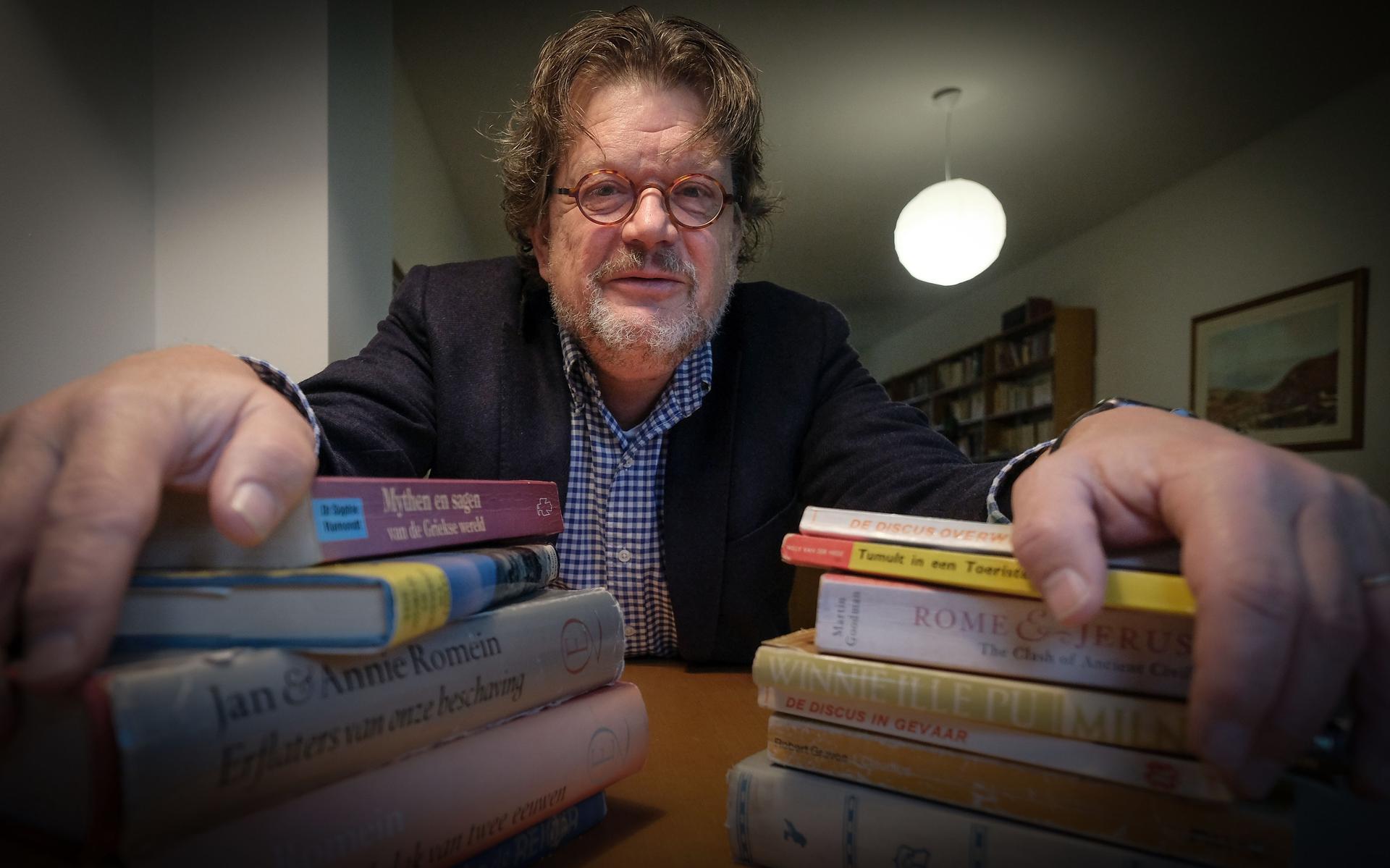 hoogleraar Onno van Nijf koestert de boeken uit zijn jeugd