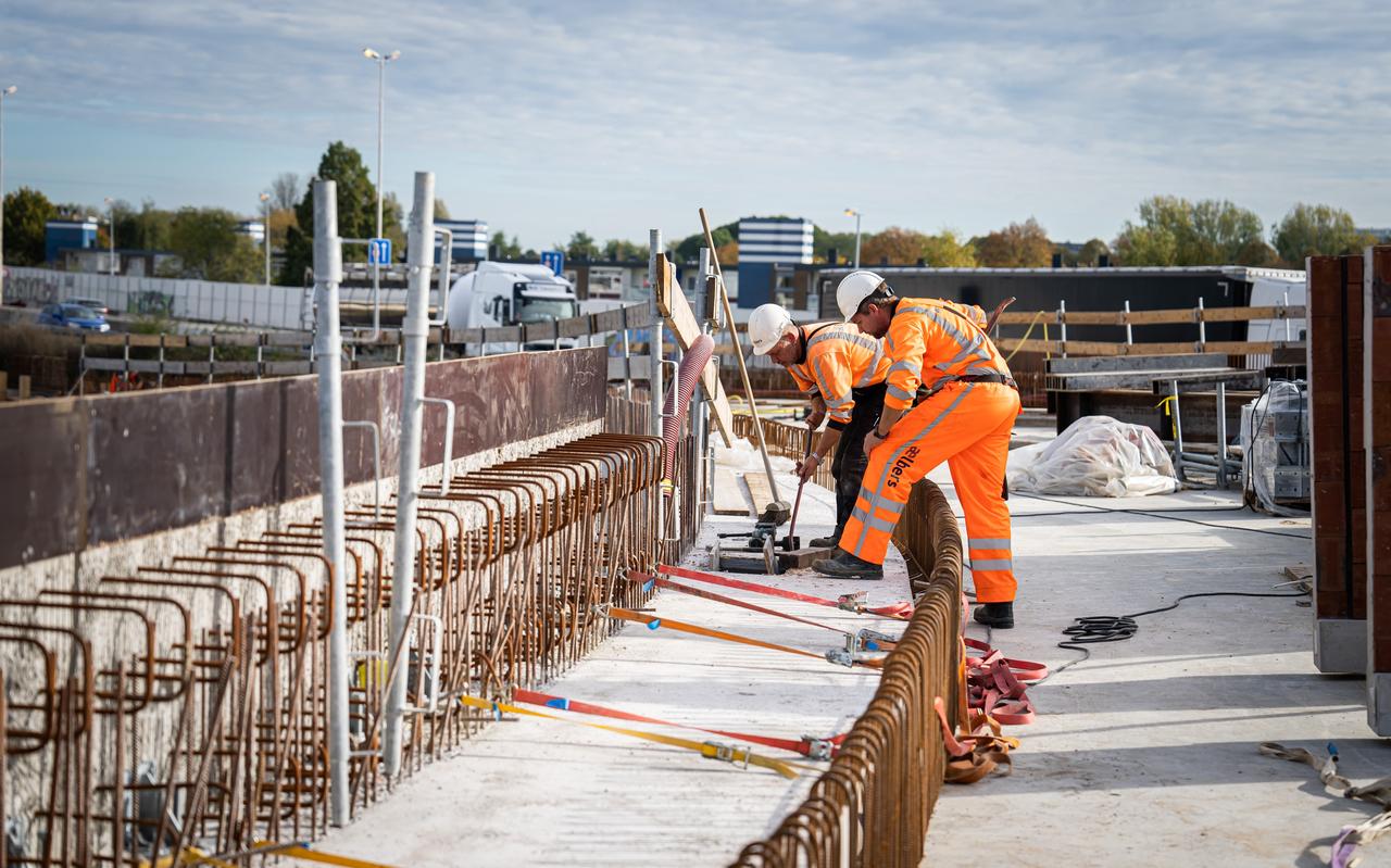 Werkzaamheden langs de Zuidelijke Ringweg in Groningen. Werkzaamheden langs de Zuidelijke Ringweg in Groningen.