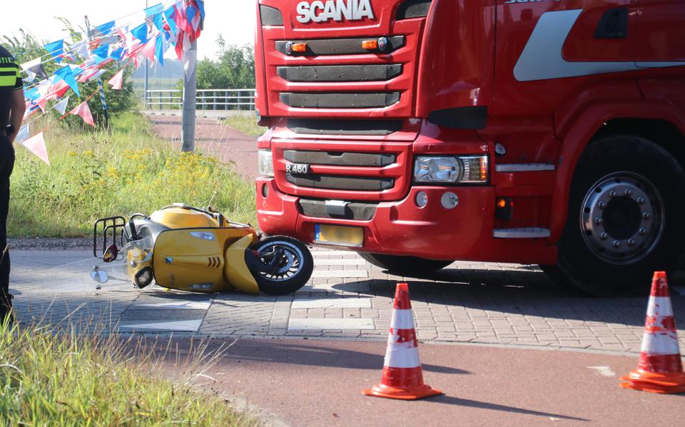 Scooterrijder naar ziekenhuis na aanrijding met vrachtwagen in Groningen.